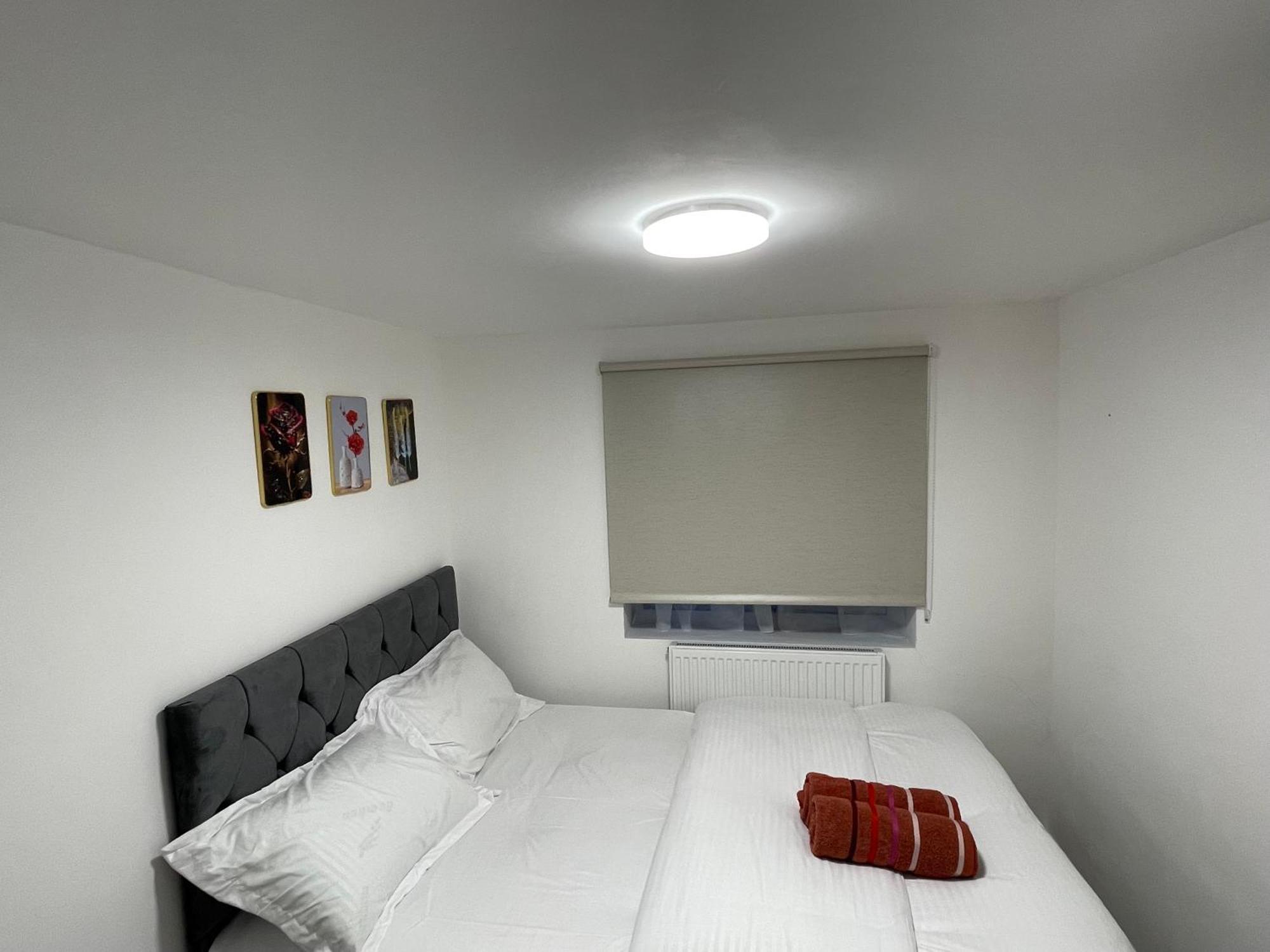 Two Bedroom Central Location Modern Flat Stratford Londra
